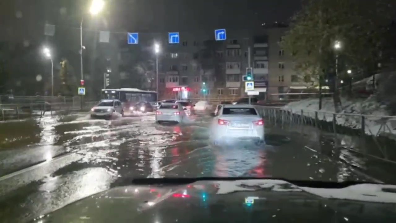 В Перми ночью затопило перекресток улиц Энгельса и Малкова