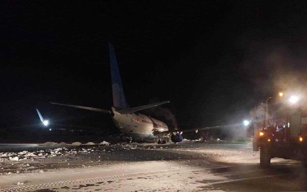 В аэропорту Перми самолет выкатился за пределы взлетной полосы и застрял в сугробе