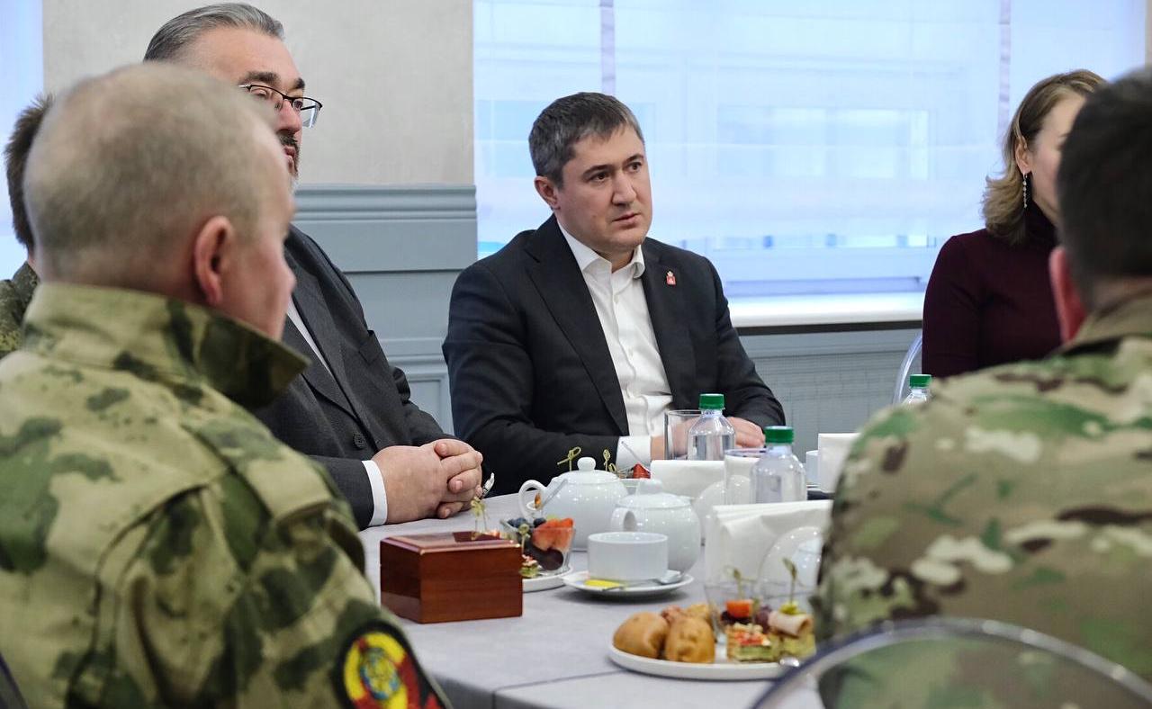 Губернатор Махонин встретился в Перми с вернувшимися со спецоперации бойцами