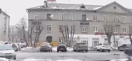 Появилось видео момента падения глыбы льда на женщину на улице Ушакова в Перми