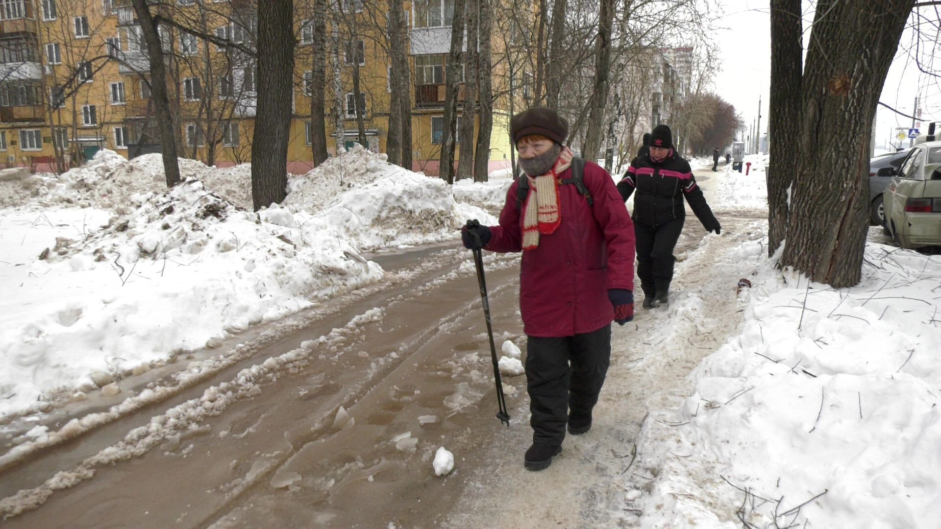 В Перми из-за коммунальной аварии улицу Старцева затопило водой