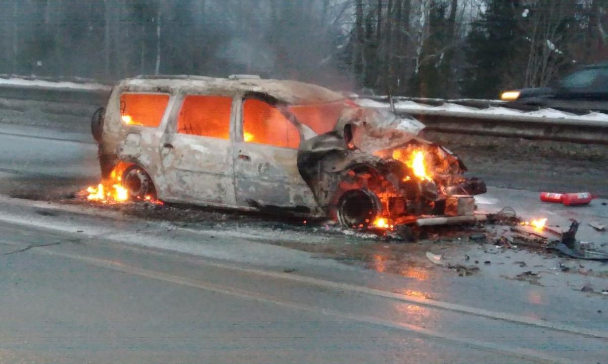 На Восточном обходе Перми автомобиль загорелся после ДТП
